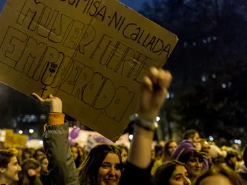 Una manifestante sostiene una pancarta durante el 8M. Una manifestante sostiene una pancarta durante el 8M.