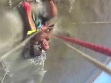 Un perro ataca a un kitesurfista