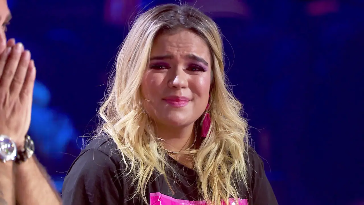 VÍDEO - LA VOZ: Karol G, desbordada por el talento que existe en 'La Voz', es arropada por sus compañeros