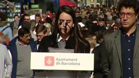 La hermana de una de las víctimas de los atentados de Cataluña a las autoridades: "Ayuda, empatía y cariño, son palabras que hemos echado en falta" La hermana de una de las víctimas de los atentados de Cataluña a las autoridades: "Ayuda, empatía y cariño, son palabras que hemos echado en falta"