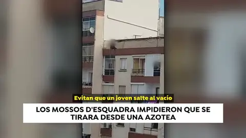 Los Mossos d'Esquadra impiden que un joven se tire al vacío en Reus Los Mossos d'Esquadra impiden que un joven se tire al vacío en Reus