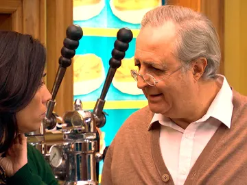 Pelayo tranquiliza a Manolita sobre la relación de Luisita y Amelia Pelayo tranquiliza a Manolita sobre la relación de Luisita y Amelia