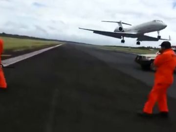 Un avión pasa a escasos metros de unos operarios en Paraguay