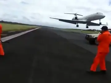 Un avión pasa a escasos metros de unos operarios en Paraguay Un avión pasa a escasos metros de unos operarios en Paraguay