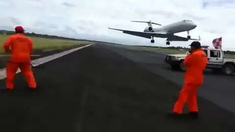 Un avión pasa a escasos metros de unos operarios en Paraguay Un avión pasa a escasos metros de unos operarios en Paraguay