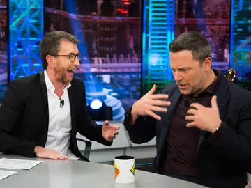 "Debajo de la ropa de Batman, ¿llevas ropa interior?", Ben Affleck despeja la gran duda de Pablo Motos en 'El Hormiguero 3.0' "Debajo de la ropa de Batman, ¿llevas ropa interior?", Ben Affleck despeja la gran duda de Pablo Motos en 'El Hormiguero 3.0'