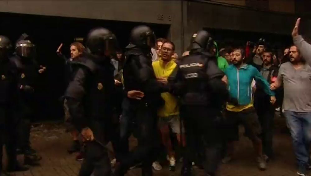 La Audiencia de Barcelona ordena investigar la "desmesurada violencia" de algunos policías el 1-O