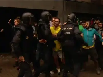 La Audiencia de Barcelona ordena investigar la "desmesurada violencia" de algunos policías el 1-O La Audiencia de Barcelona ordena investigar la "desmesurada violencia" de algunos policías el 1-O