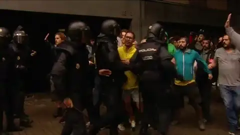 La Audiencia de Barcelona ordena investigar la "desmesurada violencia" de algunos policías el 1-O La Audiencia de Barcelona ordena investigar la "desmesurada violencia" de algunos policías el 1-O