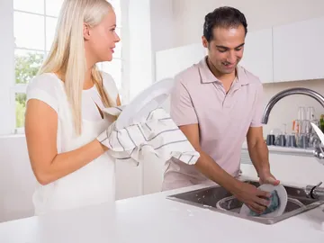 Pareja limpiando Pareja limpiando