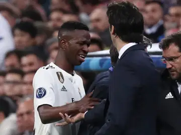 Vinicius se marcha llorando del partido contra el Ajax Vinicius se marcha llorando del partido contra el Ajax