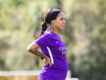 La jugadora Sydney Leroux, embarazada de cinco meses y medio