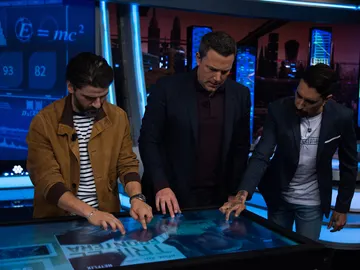 Ben Affleck y Oscar Isaac prueban una pantalla multitáctil Ben Affleck y Oscar Isaac prueban una pantalla multitáctil