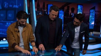 La pantalla multitáctil con la que Ben Affleck y Oscar Isaac construyen un puzzle interactivo en 'El Hormiguero 3.0'