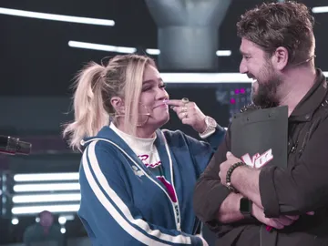 VÍDEO-LA VOZ: Karol G y Antonio Orozco se emocionan durante los ensayos de Elena Vargas: “Lloré como una niña” VÍDEO-LA VOZ: Karol G y Antonio Orozco se emocionan durante los ensayos de Elena Vargas: “Lloré como una niña”