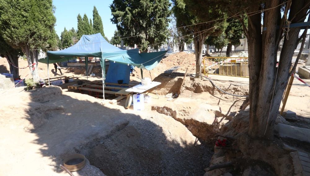 Excavación de la fosa común en el cementerio de El Carmen encontrada por la Asociación para la Recuperación de la Memoria Histórica en la que hay al menos 130 cuerpos