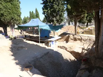 Excavación de la fosa común en el cementerio de El Carmen encontrada por la Asociación para la Recuperación de la Memoria Histórica en la que hay al menos 130 cuerpos Excavación de la fosa común en el cementerio de El Carmen encontrada por la Asociación para la Recuperación de la Memoria Histórica en la que hay al menos 130 cuerpos