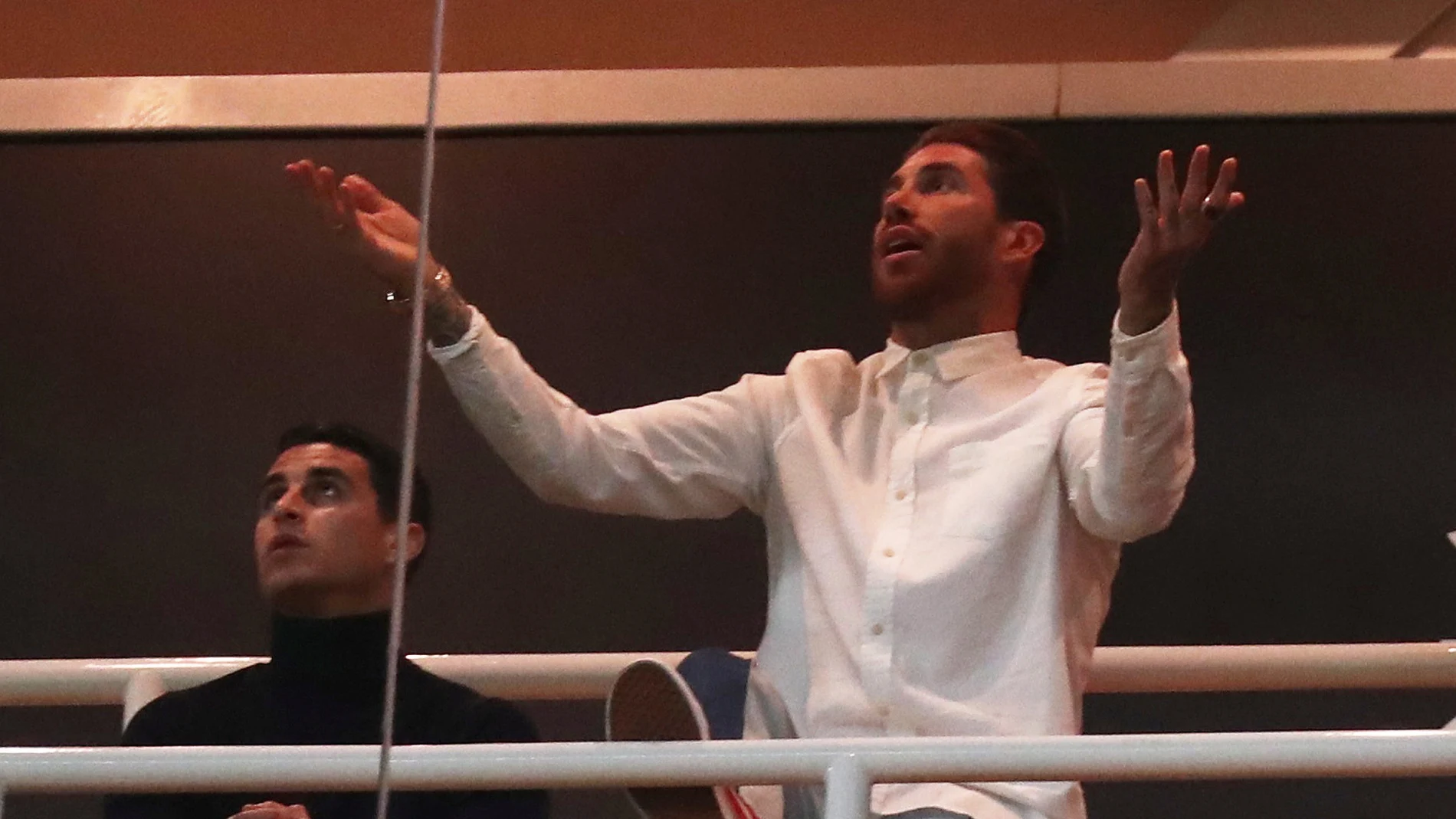 Sergio Ramos, viendo el partido contra el Ajax en el palco Sergio Ramos, viendo el partido contra el Ajax en el palco