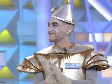 La gran destreza de Quique, el hombre de hojalata, en el panel final La gran destreza de Quique, el hombre de hojalata, en el panel final