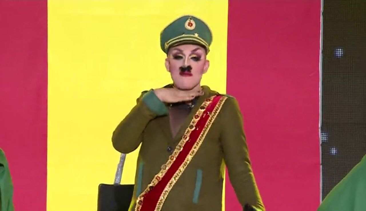 "Españoles, Franco ha vuelto", así irrumpió Drag Boy disfrazado del Generalísimo en el carnaval de Las Palmas de Gran Canaria "Españoles, Franco ha vuelto", así irrumpió Drag Boy disfrazado del Generalísimo en el carnaval de Las Palmas de Gran Canaria
