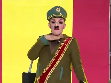 "Españoles, Franco ha vuelto", así irrumpió Drag Boy disfrazado del Generalísimo en el carnaval de Las Palmas de Gran Canaria "Españoles, Franco ha vuelto", así irrumpió Drag Boy disfrazado del Generalísimo en el carnaval de Las Palmas de Gran Canaria