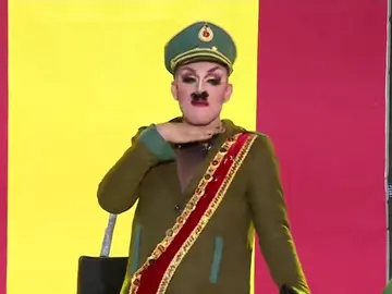"Españoles, Franco ha vuelto", así irrumpió Drag Boy disfrazado del Generalísimo en el carnaval de Las Palmas de Gran Canaria "Españoles, Franco ha vuelto", así irrumpió Drag Boy disfrazado del Generalísimo en el carnaval de Las Palmas de Gran Canaria
