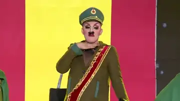 "Españoles, Franco ha vuelto", así irrumpió Drag Boy disfrazado del Generalísimo en el carnaval de Las Palmas de Gran Canaria