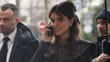 Penélope Cruz llegando al desfile de Chanel