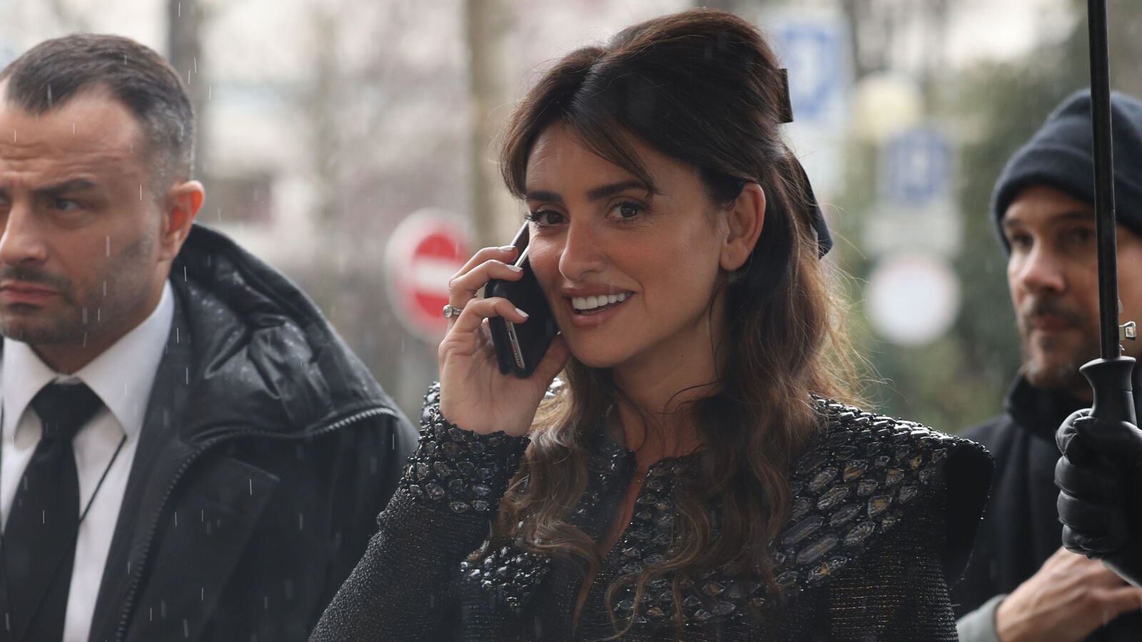 Penélope Cruz, modelo sorpresa en el desfile póstumo de Karl Lagerfeld para Chanel 