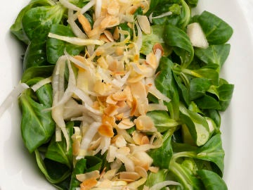 Ensalada de canónigos y almendras