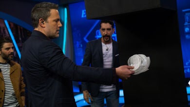 Ben Affleck y Oscar Isaac descubren sorprendentes figuras ocultas en 'El Hormiguero 3.0'