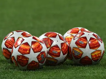 Los balones de la Champions, listos sobre el césped Los balones de la Champions, listos sobre el césped