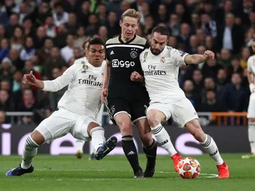 Casemiro y Carvajal intentan parar a De Jong Casemiro y Carvajal intentan parar a De Jong