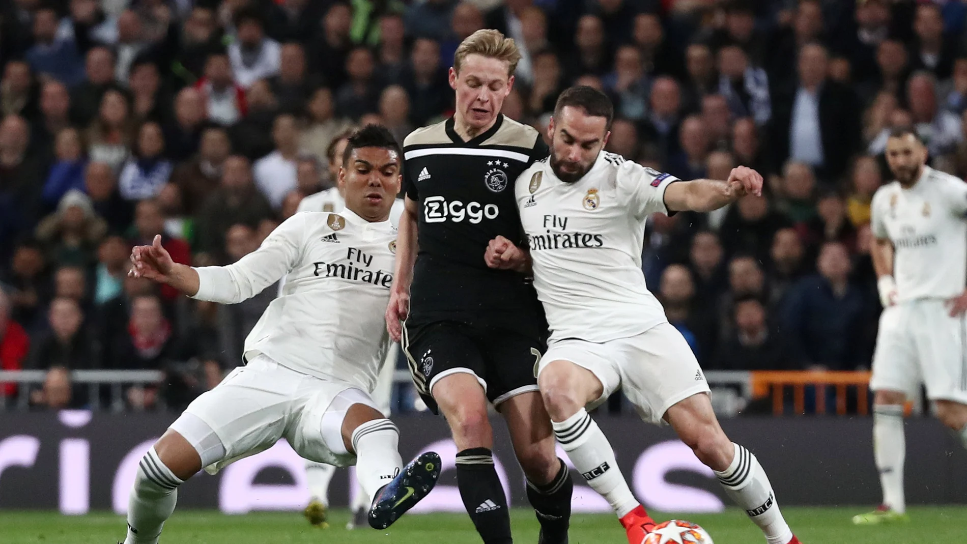 Casemiro y Carvajal intentan parar a De Jong Casemiro y Carvajal intentan parar a De Jong