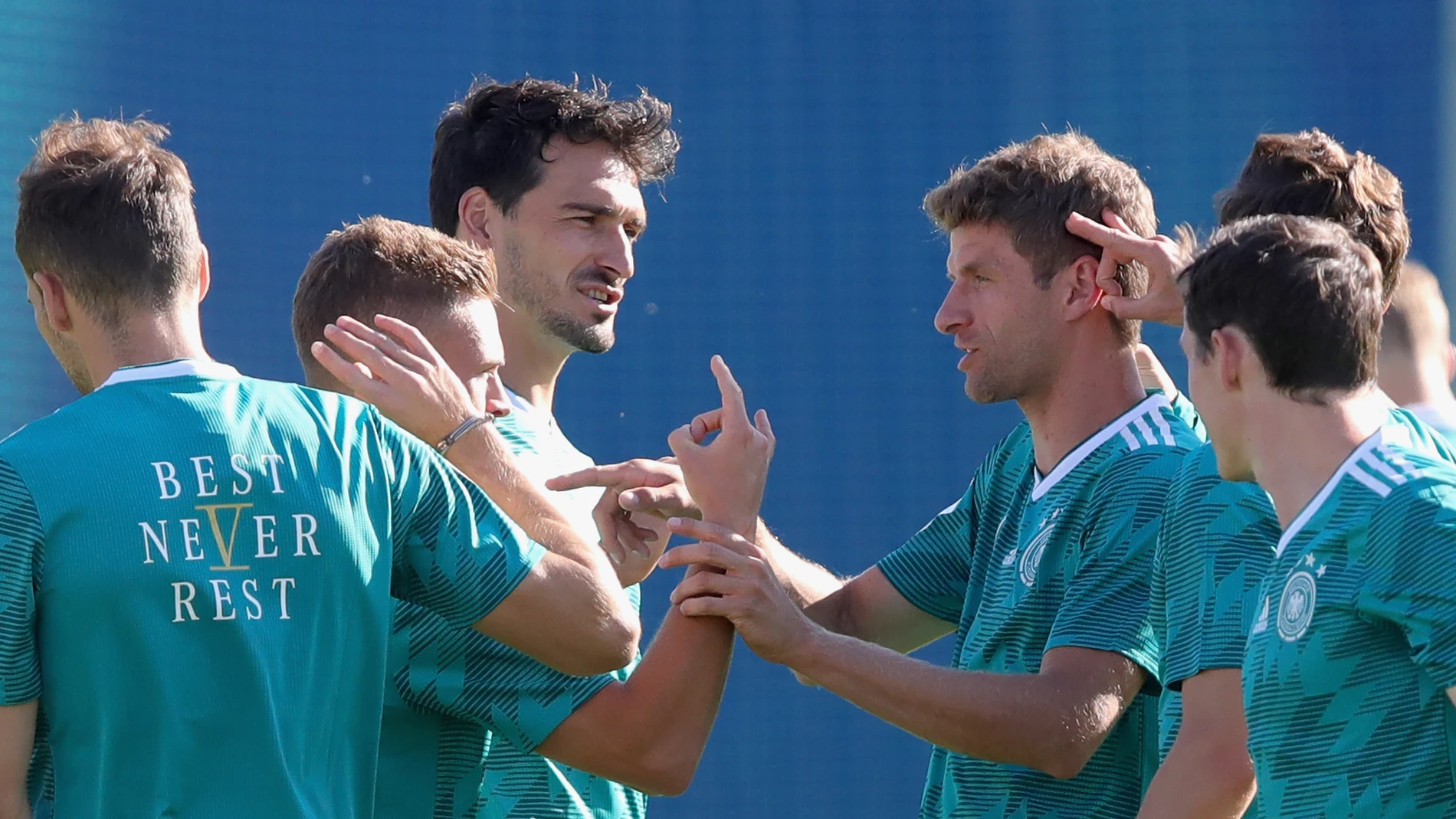 Hummels y Müller, durante un entrenamiento con la selección alemana Hummels y Müller, durante un entrenamiento con la selección alemana