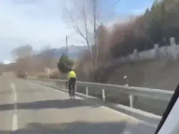 Leo Messi enseña cómo adelantar a un ciclista en carretera Leo Messi enseña cómo adelantar a un ciclista en carretera