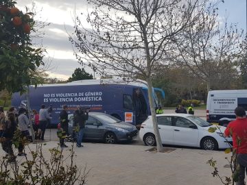 Policía de Valencia detiene el bus de HazteOír para que quite sus pegatinas