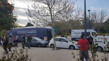 Policía de Valencia detiene el bus de HazteOír para que quite sus pegatinas