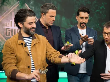 Ben Affleck y Oscar Isaac rodeados de insectos Ben Affleck y Oscar Isaac rodeados de insectos