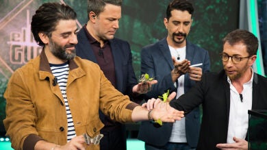 Ben Affleck y Oscar Isaac rodeados de insectos 'invisibles' en 'El Hormiguero 3.0'