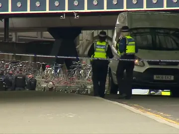 La Policía investiga tres paquetes con explosivos caseros detectados en Londres La Policía investiga tres paquetes con explosivos caseros detectados en Londres