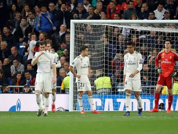 Los jugadores del Real Madrid se lamentan tras un gol del Ajax Los jugadores del Real Madrid se lamentan tras un gol del Ajax