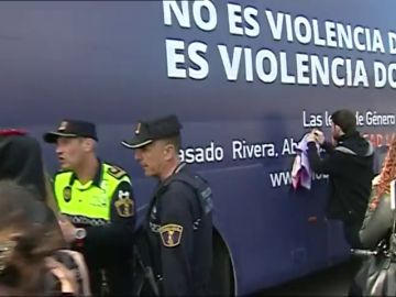 El autobús de ‘Hazte Oír’ continúa hacia Sevilla después de haber sido inmovilizado en Valencia