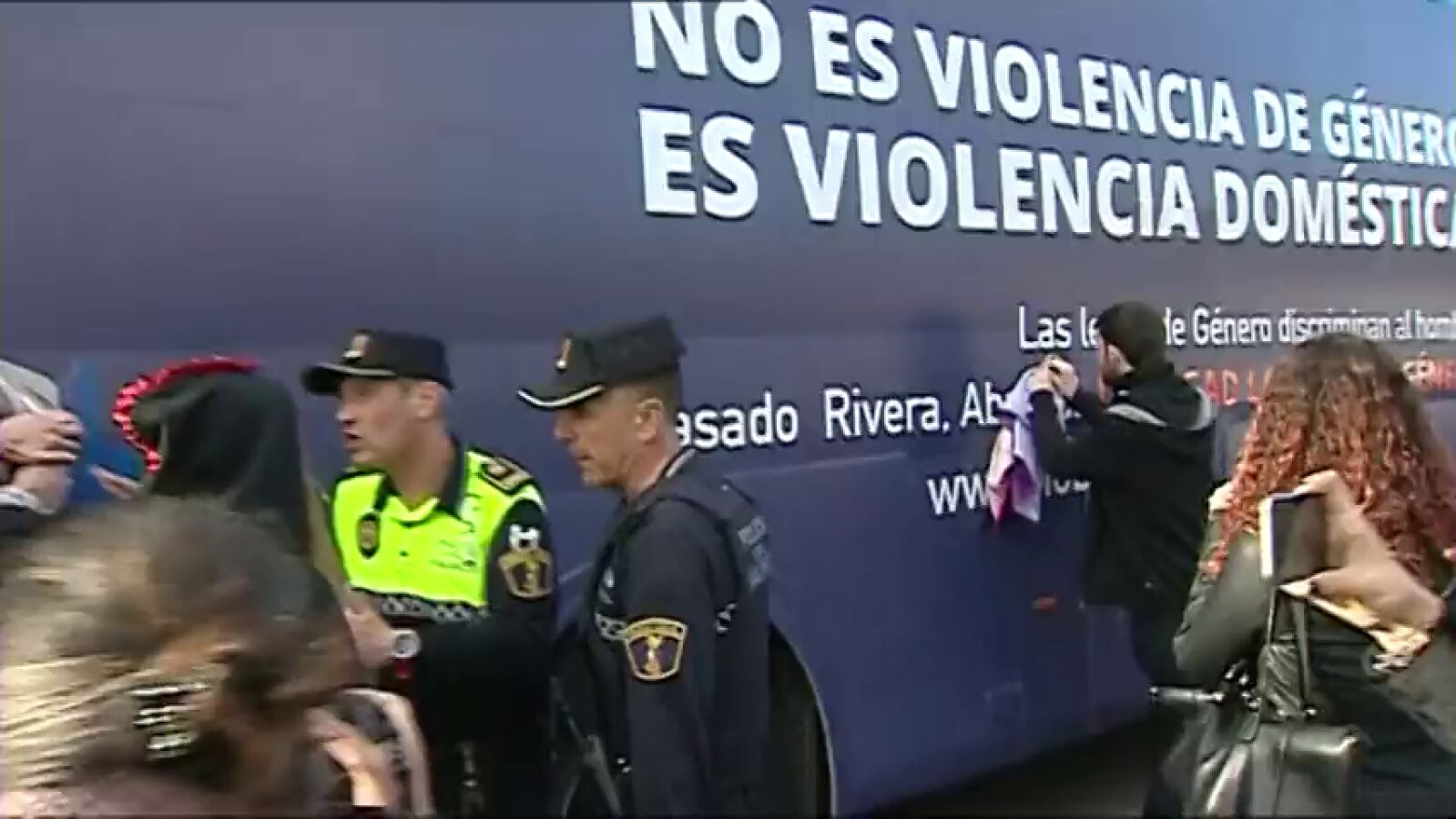 El autobús de ‘Hazte Oír’ continúa hacia Sevilla después de haber sido inmovilizado en Valencia