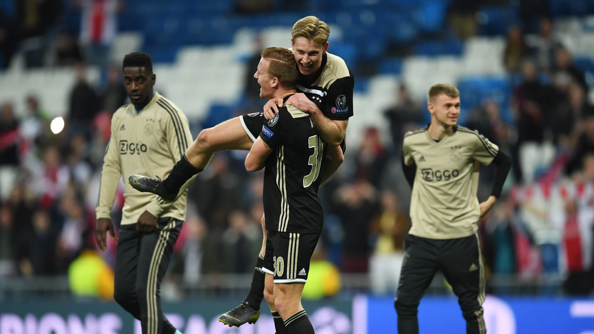 De Jong celebra el pase a cuartos del Ajax De Jong celebra el pase a cuartos del Ajax