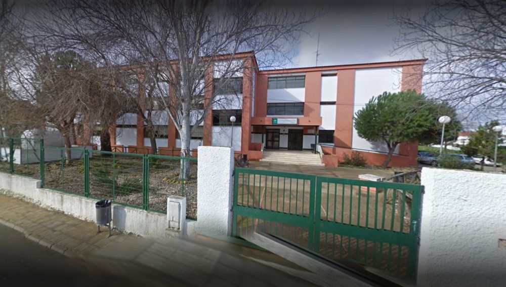 Fachada del instituto Andévalo de la Puebla de Guzmán en Huelva