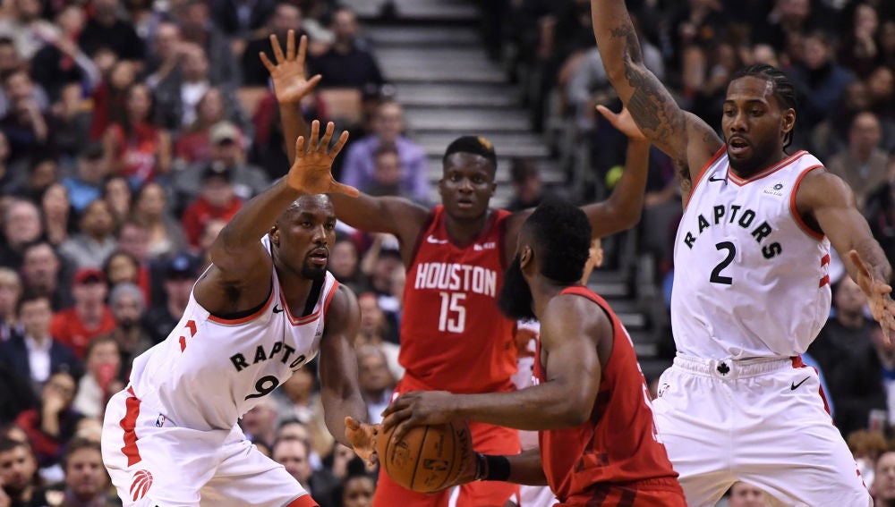Serge Ibaka defiende a James Harden