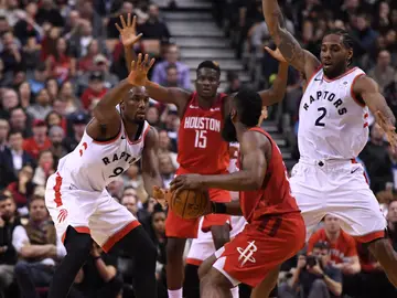 Serge Ibaka defiende a James Harden Serge Ibaka defiende a James Harden