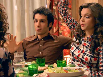 Los coqueteos de Luisita y Amelia hacen sospechar a Ignacio de su relación Los coqueteos de Luisita y Amelia hacen sospechar a Ignacio de su relación