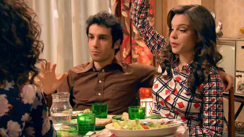 Los coqueteos de Luisita y Amelia hacen sospechar a Ignacio de su relación Los coqueteos de Luisita y Amelia hacen sospechar a Ignacio de su relación